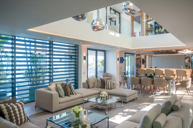 Neo - Intérieur