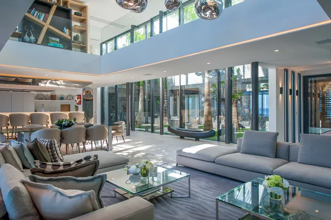 Neo - Intérieur