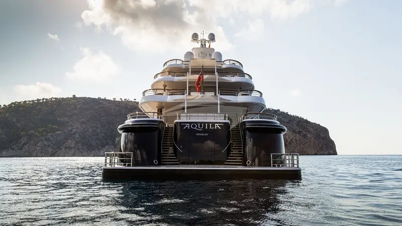 Aquila - Exterior