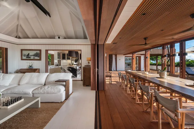 Aura - Interior