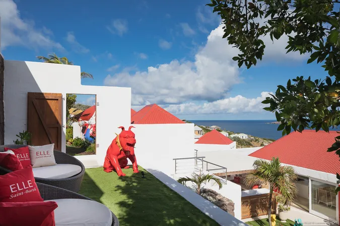Elle - Exterior