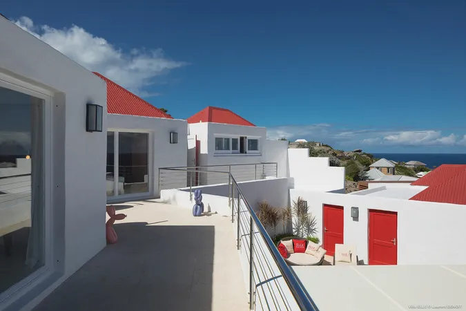 Elle - Exterior