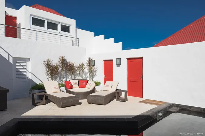 Elle - Exterior