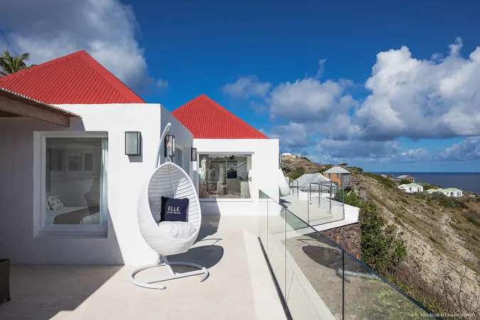 Elle - Exterior