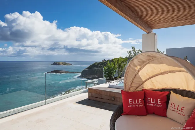 Elle - Exterior