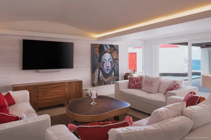 Elle - Interior
