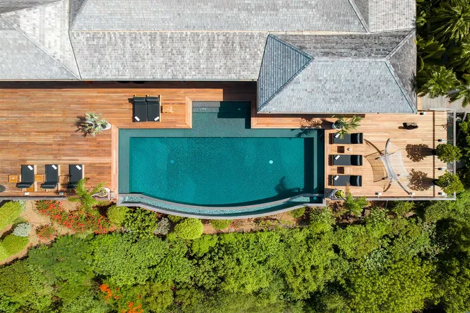 Jade - Exterior