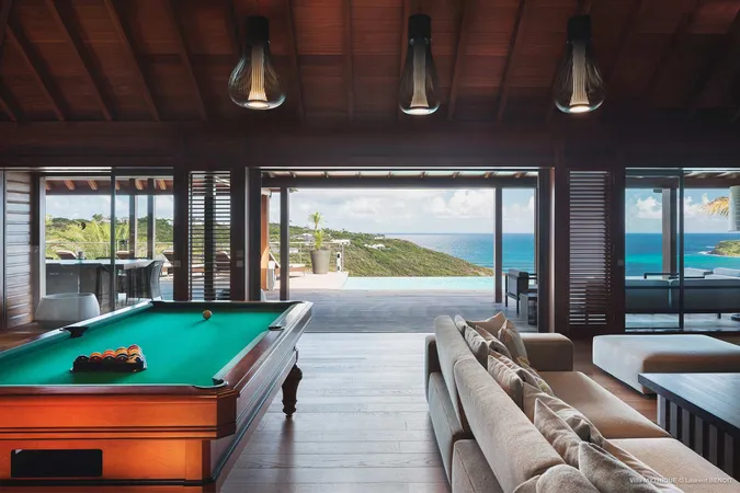Espace de Vie Intérieur Exquis avec des Accents de Bois Tropical à la Villa Mythique